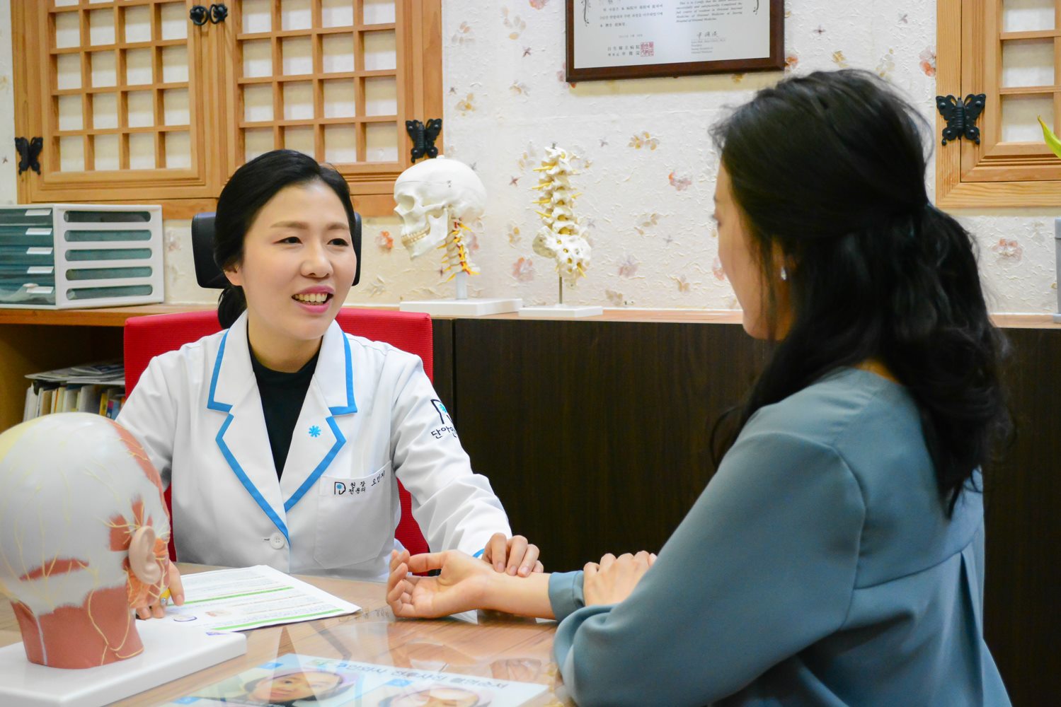 수원 바를정한의원 진료실에서 구안와사 환자와 상담하는 의료진